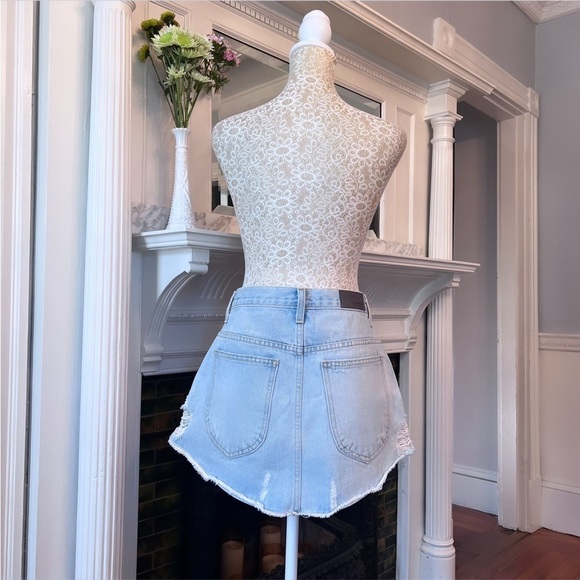 EUC CARMAR Zuni Beatrice White Zipper High Waisted Denim Skirt Size 28 - Picture 7 of 13